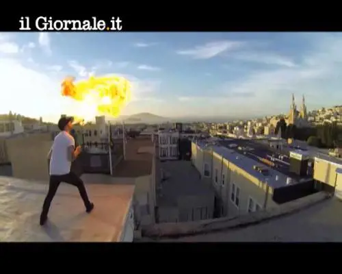 Mangiatore di fuoco visto al rallentatore