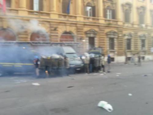 Bombe carta davanti al Ministero