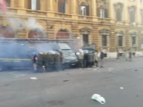 Bombe carta davanti al Ministero