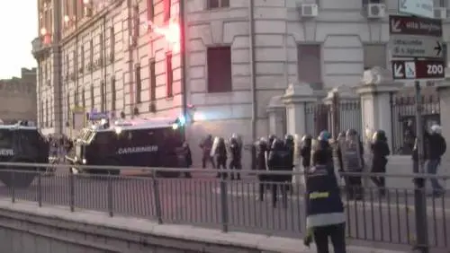 Gli antagonisti fanno esplodere bombe carta contri i ministeri
