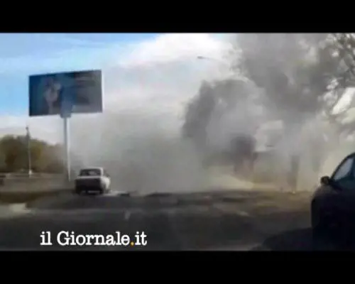 Attacco kamikaze, un bus di pendolari esplode in strada