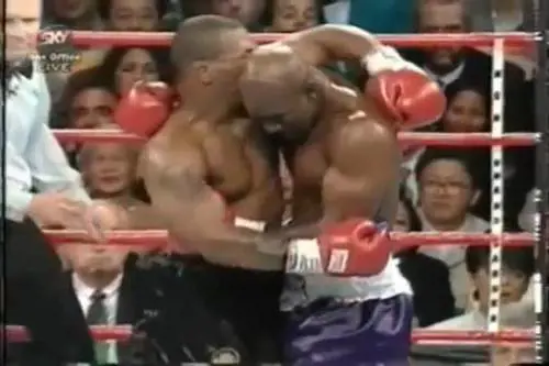 Tyson stacca un orecchio a Holyfield