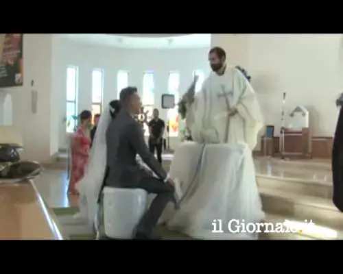 Prete showman diverte gli sposi e impazza sul web