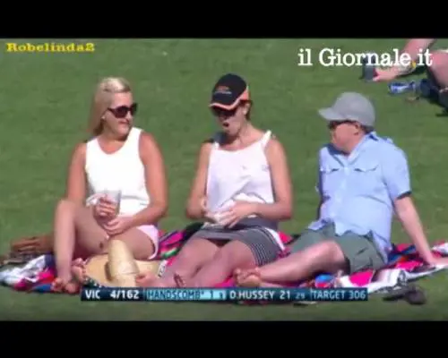 Presentatrice ripresa mentre simula un amplesso