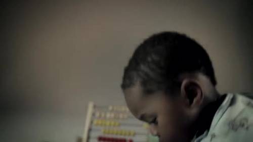 “Per vivere non basta nascere”: la campagna per i bimbi malati di Aids