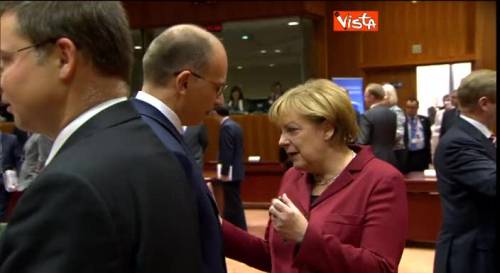 Letta alla Merkel: "Sorridi". E fa il segno dello smile