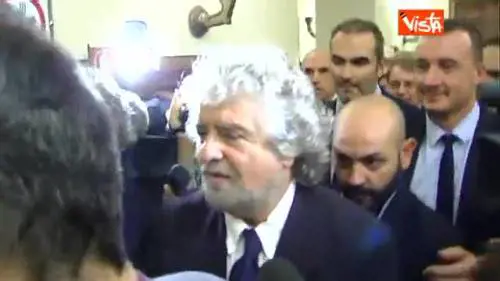 Grillo in tribuna del Senato: "Voglio vedere dall'alto"