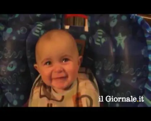 Mamma canta e bimbo si commuove