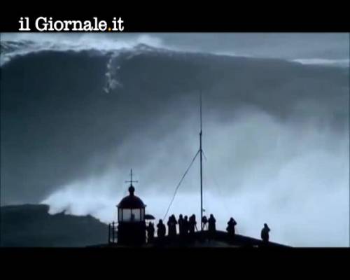 Portogallo, cavalca onda gigantesca. È record mondiale