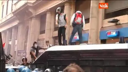 Corteo per la casa, antagonisti assaltano il blindato