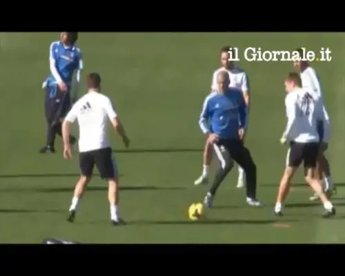 Il tunnel di Xavi Alonso a Zinedine Zidane