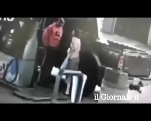 Usa, dà fuoco alla moglie per sbaglio