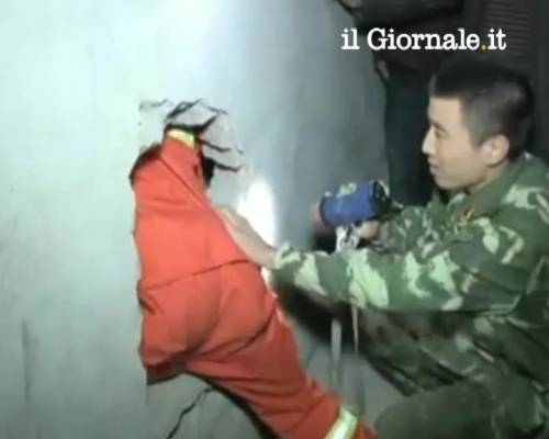 Cina, bimbo cade da 8 metri e rimane incastrato fra 2 pareti