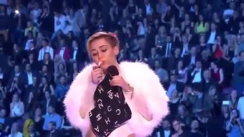 Miley Cyrus si fuma uno spinello agli Ema 2013
