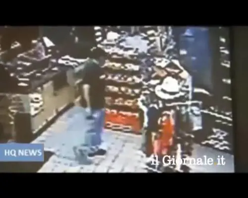 Cliente prende a botte rapinatore armato