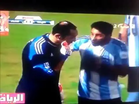 Calciatore allaccia le scarpe a portiere avversario