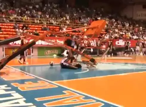 Schiaccia a canestro e questo gli cade addosso