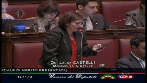 M5S, la deputata fa il gesto dell'ombrello alla Camera