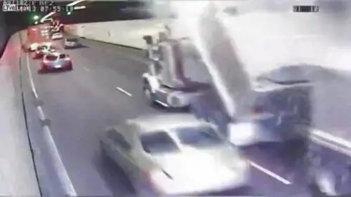 Tir troppo grande sbaglia le misure e sfonda galleria