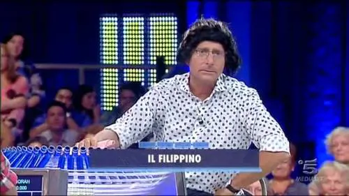 Imita un filippino: Bonolis nella bufera