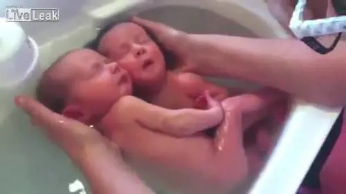 L'abbraccio tra neonati durante il bagnetto commuove il web