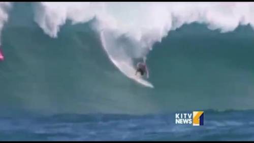 Un'onda lo travolge, surfista muore