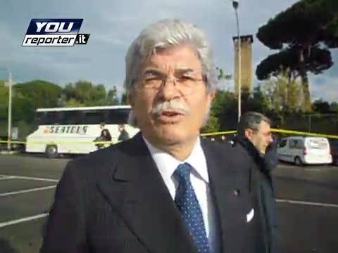 La gaffe del giornalista che intervista Razzi: "Onorevole C...."