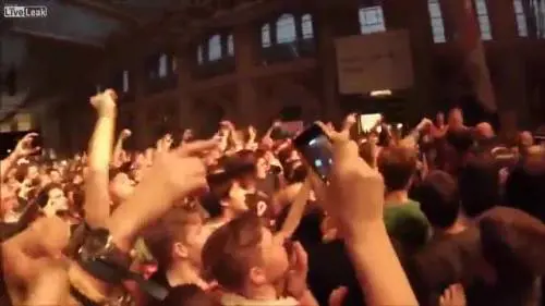 Rapper si lancia su folla di fan. Si sfiora la tragedia