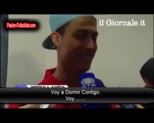 Durante un'intervista, Cristiano Ronaldo è interrotto da suo figlio
