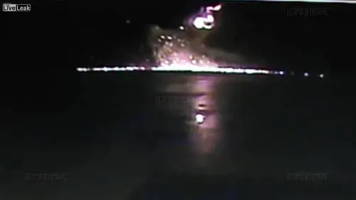 Russia, il Boeing 737 si schianta al suolo