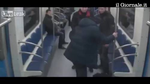 Uomo colpito con una pistola in metro