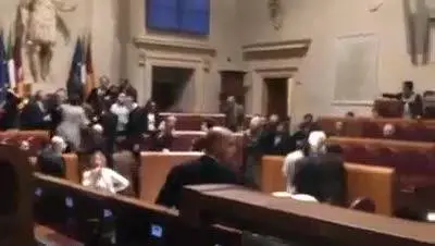 Rissa al Campidoglio, Marino si becca una gomitata