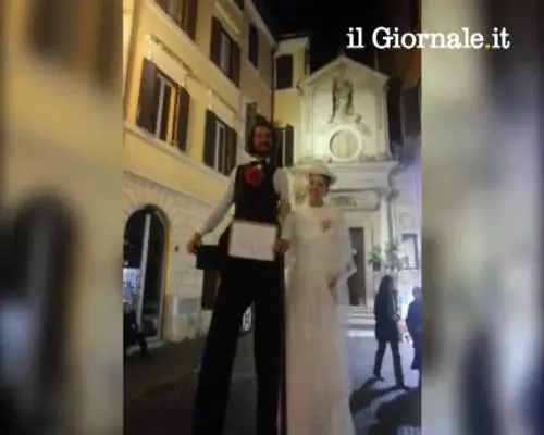 Gli sposi sui trampoli