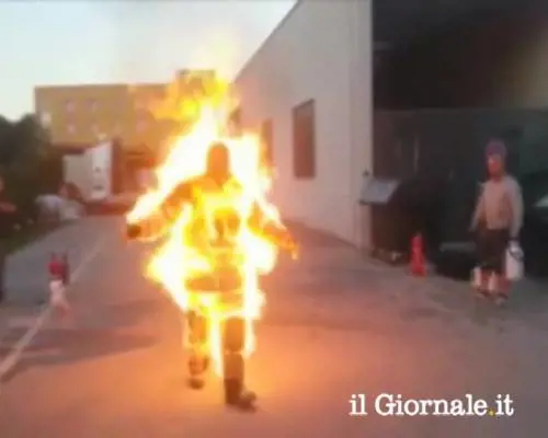 Torcia umana per 6 minuti
