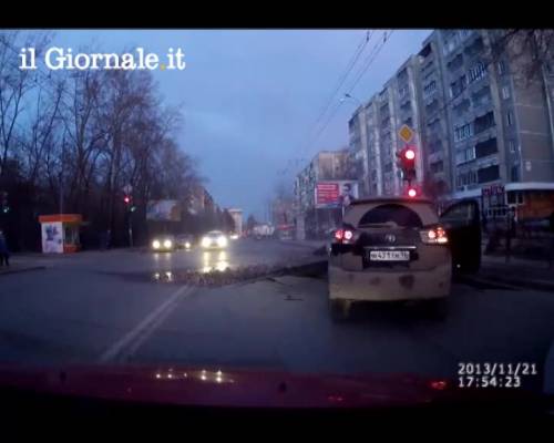 Russia, esplode la strada all'improvviso