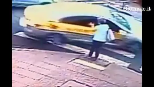 Donna investita sulle strisce, salva per miracolo