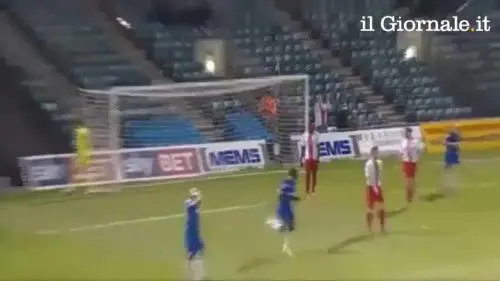 Sbaglia un gol a porta vuota