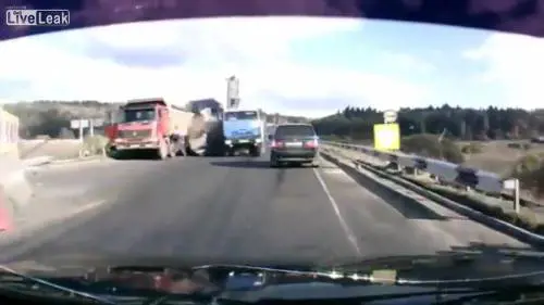 Incidente frontale ripreso in diretta