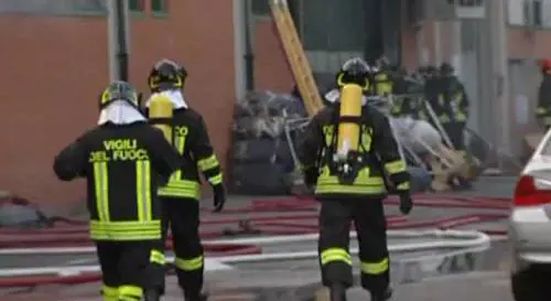 Rogo in fabbrica di cinesi, vigili del fuoco al lavoro