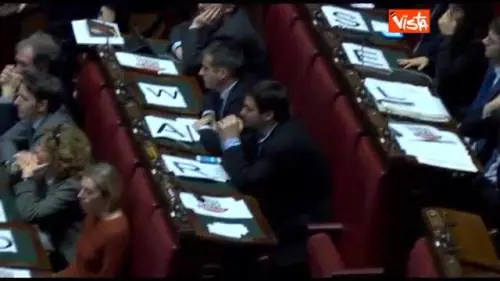 La protesta del Sel: cartelli "No War" in Aula