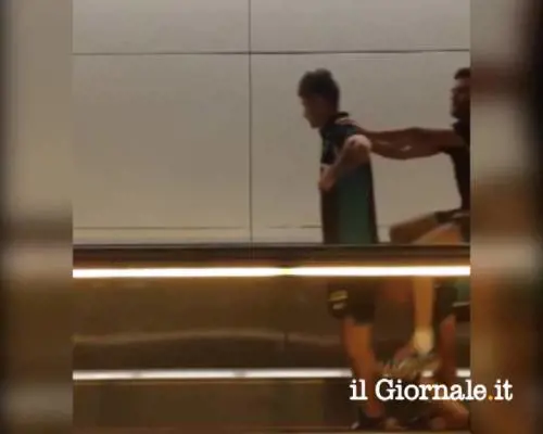 Calciatori australiani riproducono una bicicletta