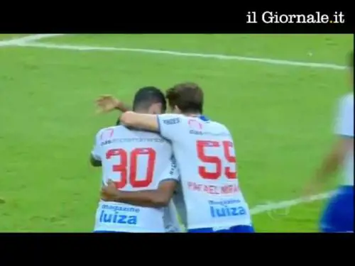 Esulta tirando su la maglietta, ma si vede il reggiseno