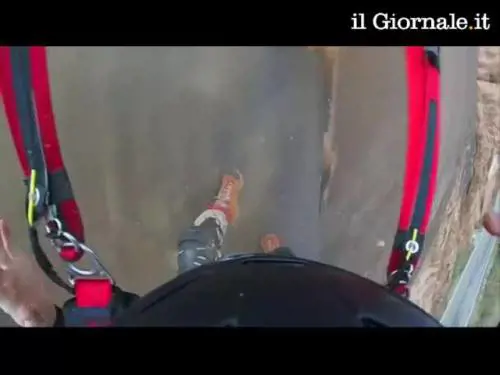 Si lancia ma il paracadute ha dei problemi e cade a terra