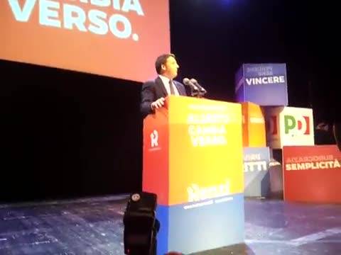 Renzi sale sul palco tra gli applausi