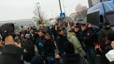 Torino, i poliziotti si tolgono il casco
