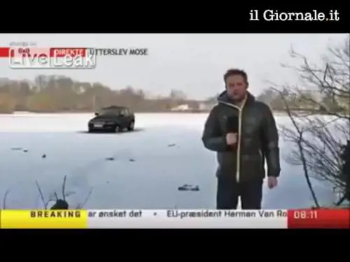 Guarda la sua macchina affondare in diretta