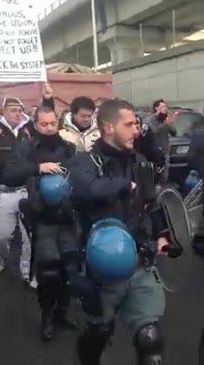 I poliziotti marciano coi Forconi tra gli applausi