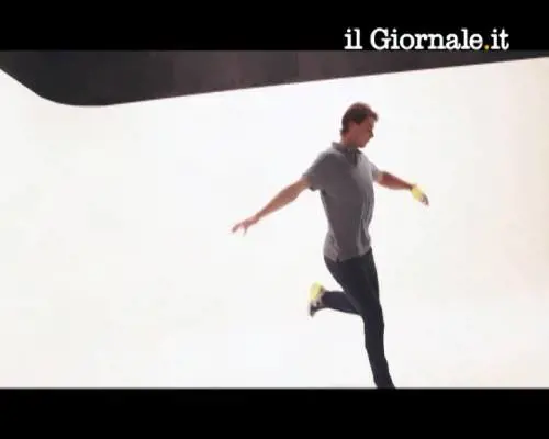 Nadal palleggia con una pallina da tennis