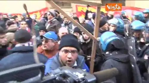 I manifestanti alla polizia: "Via i caschi"
