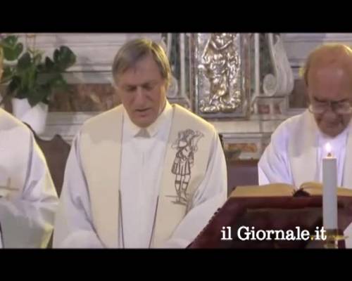 Don Ciotti ricorda don Gallo cantando "Bella ciao" in chiesa 